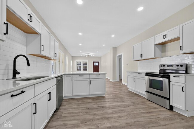 Building Photo - 320 W 39th St