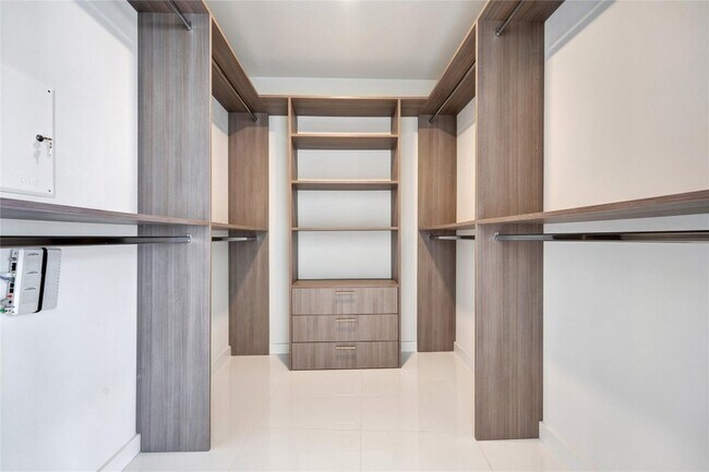 Building Photo - 851 NE 1st Ave