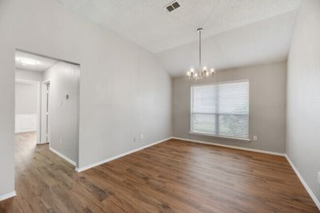 Building Photo - Beautiful newly redone single story home i...