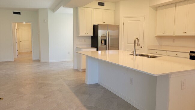 Building Photo - Annual UNfurnished luxury 3/2 ground floor...