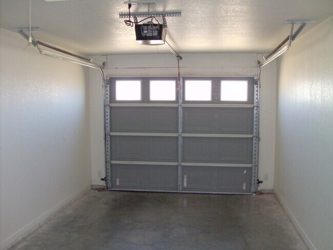 Building Photo - Charming Duplex with Great Features & Loca...
