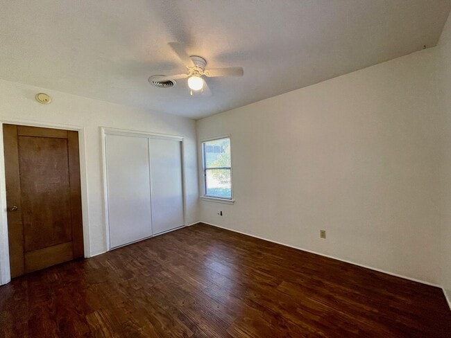 Building Photo - 2 Bedroom 1 Bathroom Home in Spring Valley