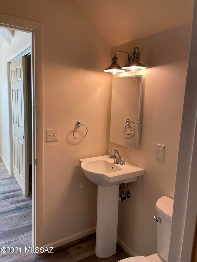 Building Photo - 2545 E Spring St