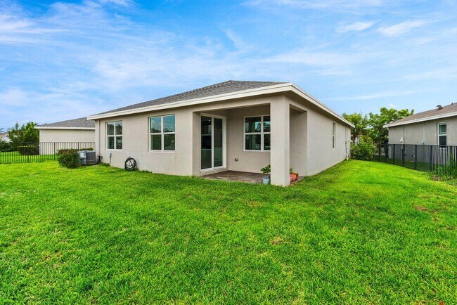 Building Photo - 2770 NE Breezeway Cir