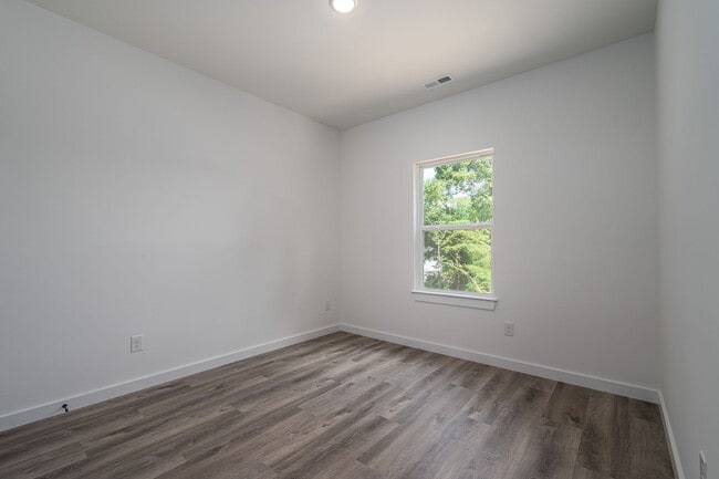 Building Photo - Your New Home Awaits in Hickory!