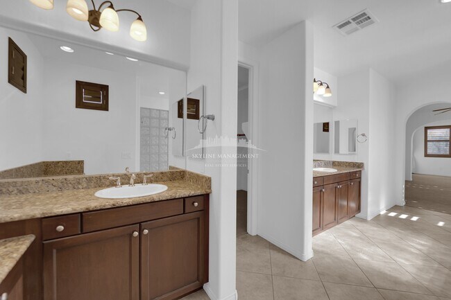 Building Photo - 8445 Cambrils Ave