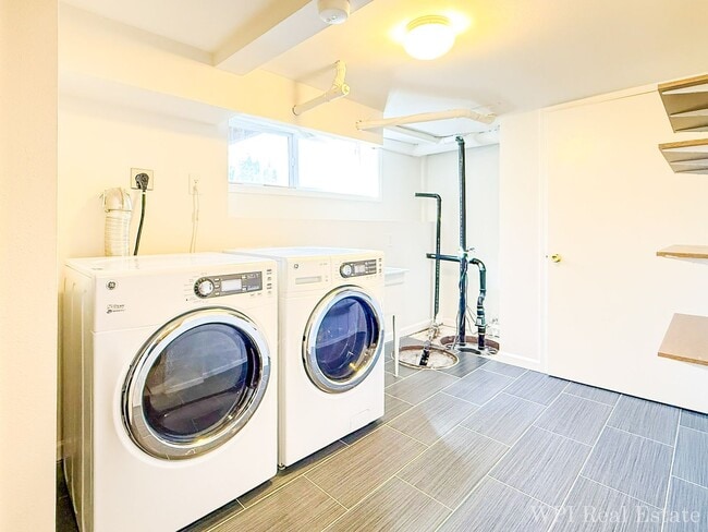 Building Photo - Beautiful newly remodeled 3 bed/2 bath home! Walking distance to Northgate Lightrail!