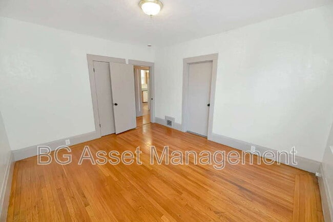 Building Photo - 3808 Lakeshore Ave