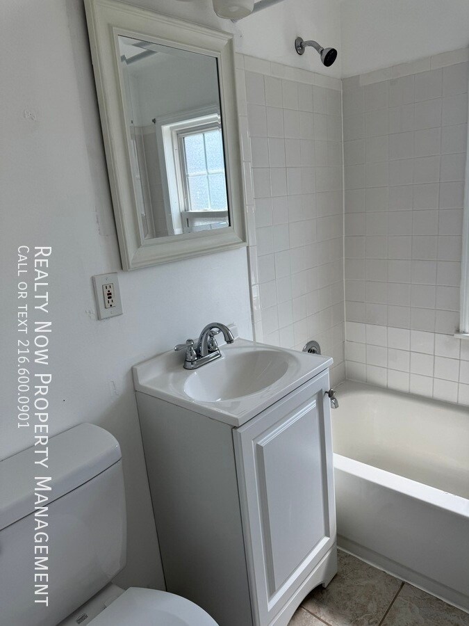 Building Photo - 3373 Colwyn Rd