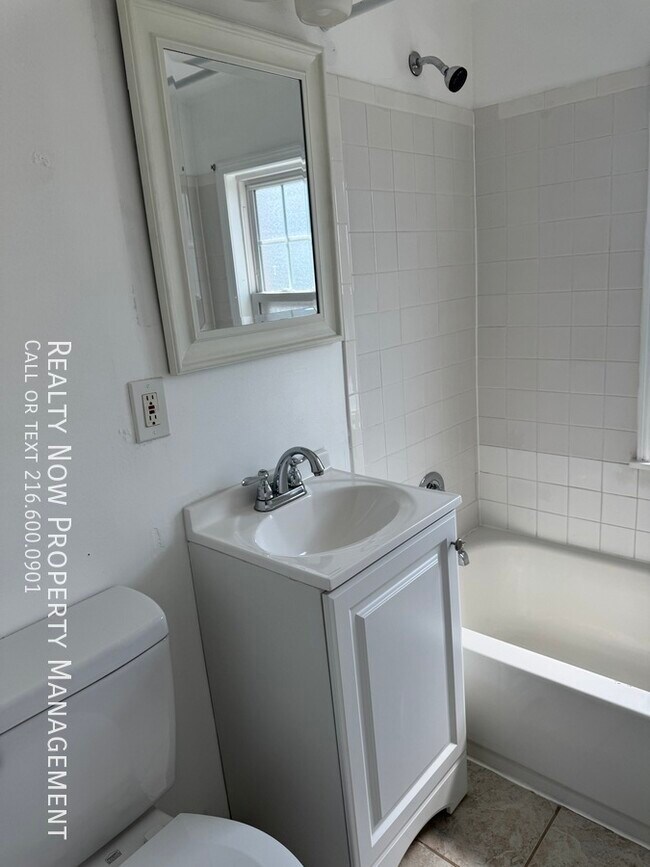 Building Photo - 3373 Colwyn Rd