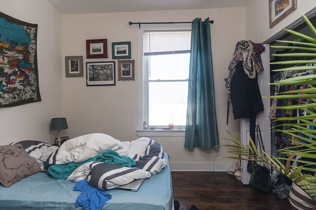 Building Photo - 1900 N Western Ave