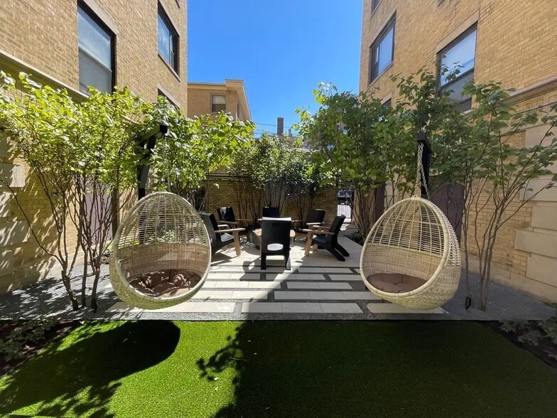 Building Photo - 4556 W Wilson Ave