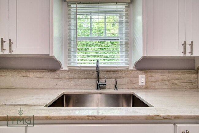 Building Photo - NEWLY REMODELED! Bungalow in the heart of KW!