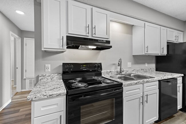 Building Photo - Newly Renovated Duplex in West Fayetteville!