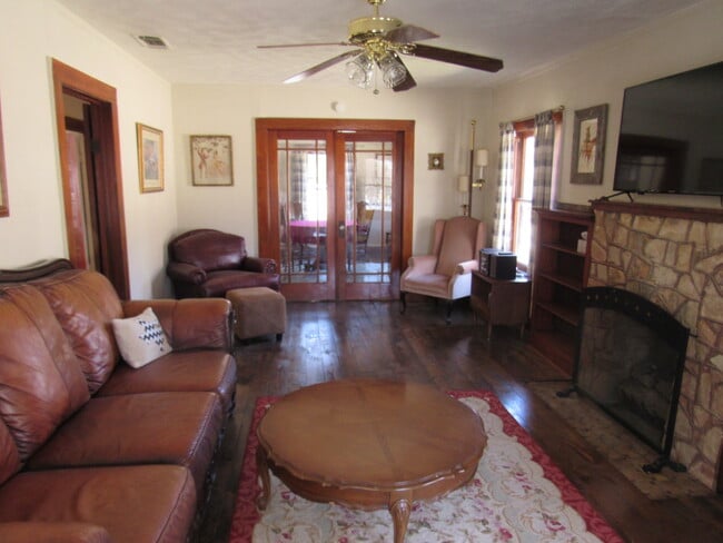 Building Photo - 206 E Columbia St