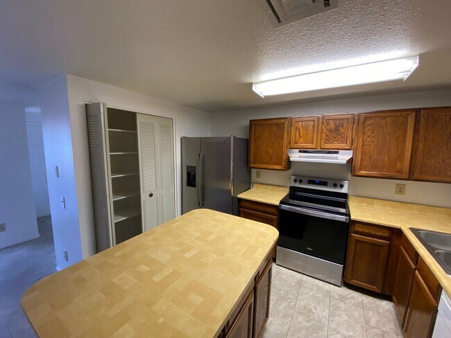 Building Photo - Chandler 3 Bedroom 1.75 Bathroom - Fireplace