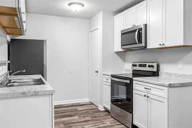 Building Photo - 13306 Waverly Ct