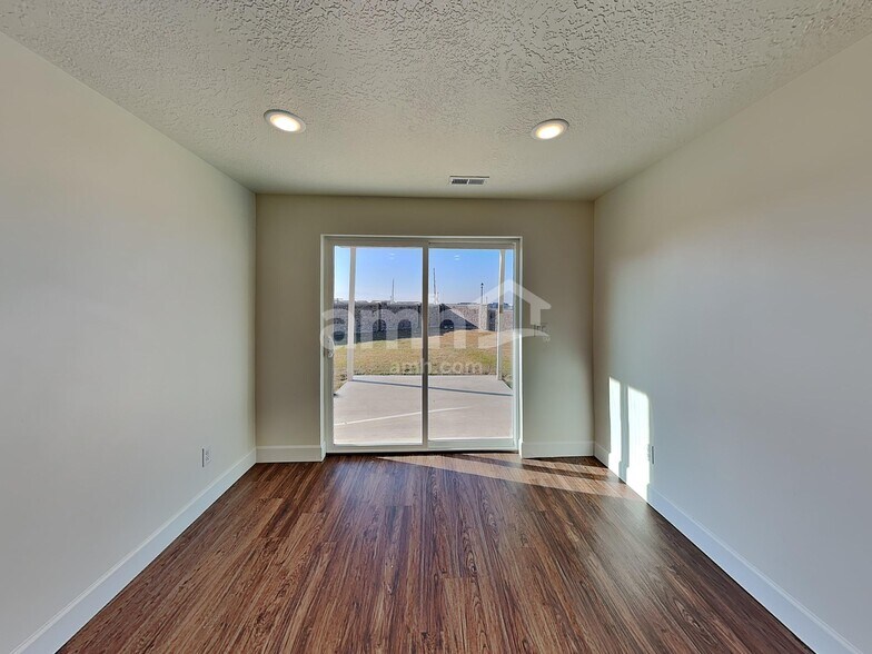Building Photo - 2135 E Silverado Ln