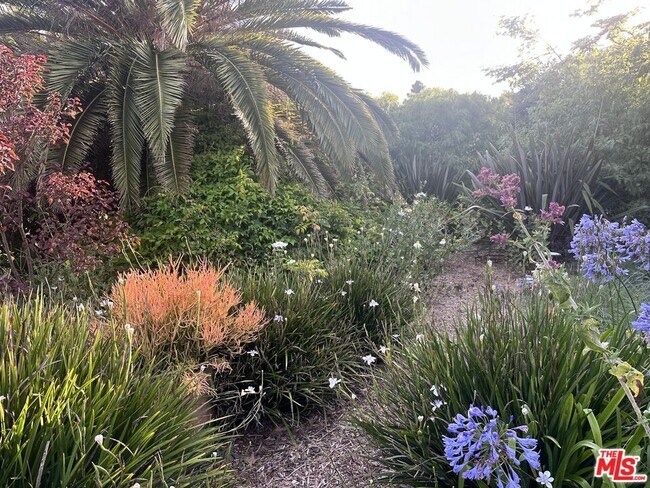 Building Photo - 5927 Busch Dr