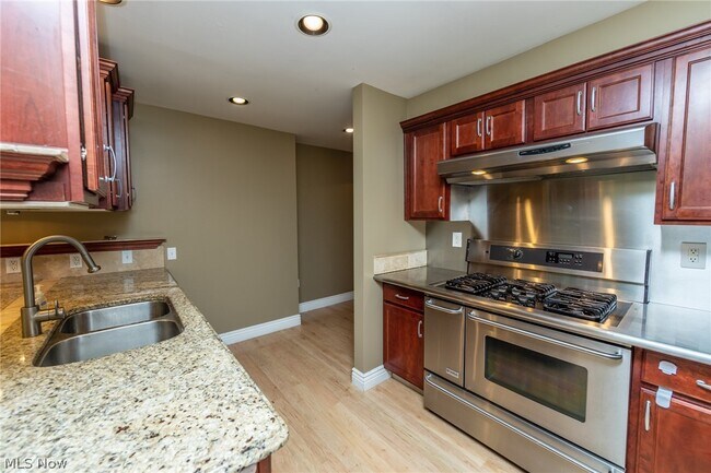 Building Photo - 9423 Highland Dr