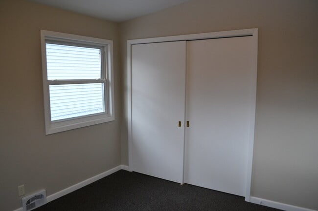 Building Photo - Ranch level home in great neighborhood! 2 ...