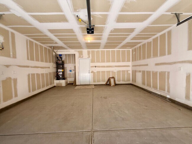 Building Photo - 4 BED 3.5 BATH 2 CAR GARAGE HOME w/ LOFT, ...