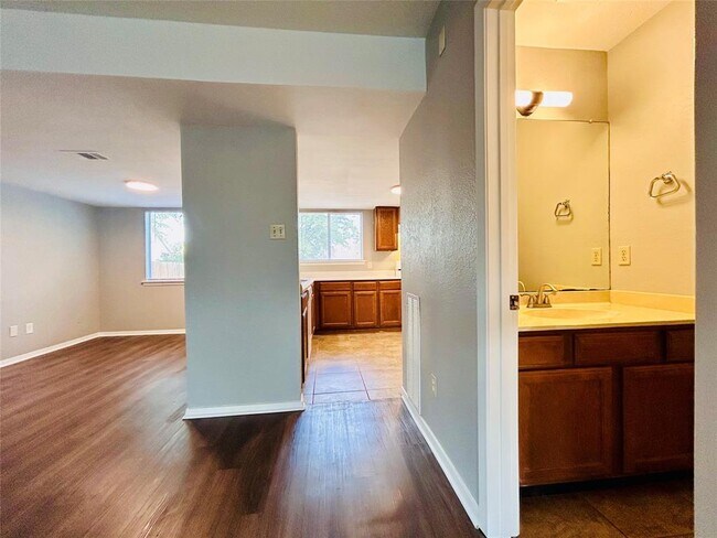 Building Photo - 7613 Navarro Pl