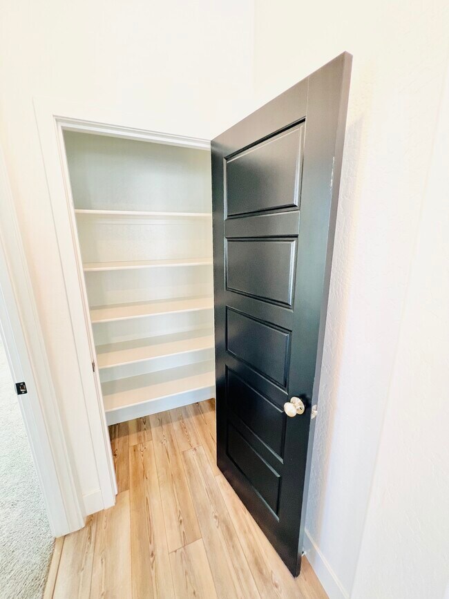 Building Photo - 2821 E Tamarind Dr