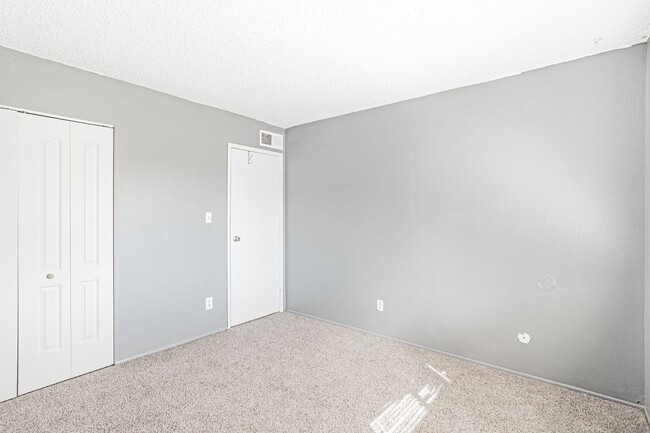 Building Photo - Vibrant Newly Remodeled 2 Bed 1 Bath Condo...