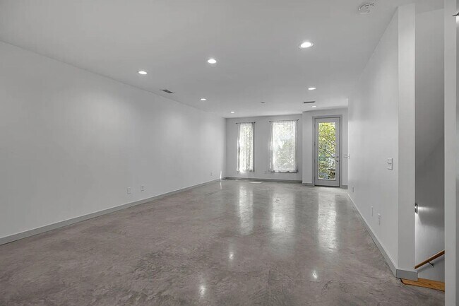 Building Photo - Great condo in East Nashville off Gallatin...