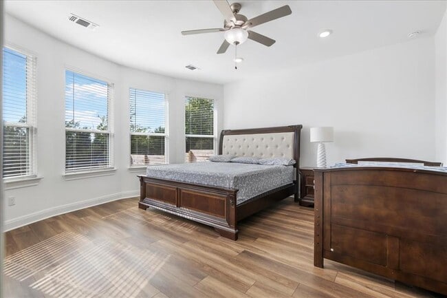 Building Photo - 240 Inlet Ln