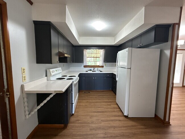 Building Photo - "Discover Comfort and Space: Charming 3-Bed, 2-Bath Home in Huntsville's Heart - 1808 Sq. Ft. of ...