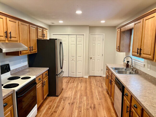 Building Photo - 3 bedroom 2 bath house for rent in Jeffersonville