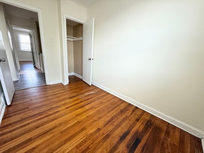 Building Photo - Gorgeous 3-Bed Townhome in Lawncrest! Available NOW!