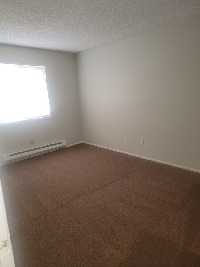 Building Photo - MOVE IN SPECIAL $500 OFF MOVE IN COSTS 2 Bedroom, North Tacoma, $1395 + $100 w/s/g = $1495.00, up...