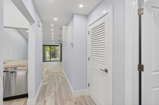 Building Photo - 3939 NE 5th Ave