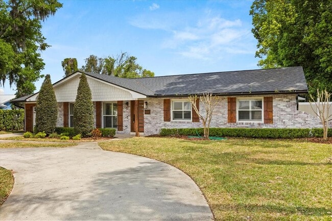 Building Photo - 201 Cedarwood Dr