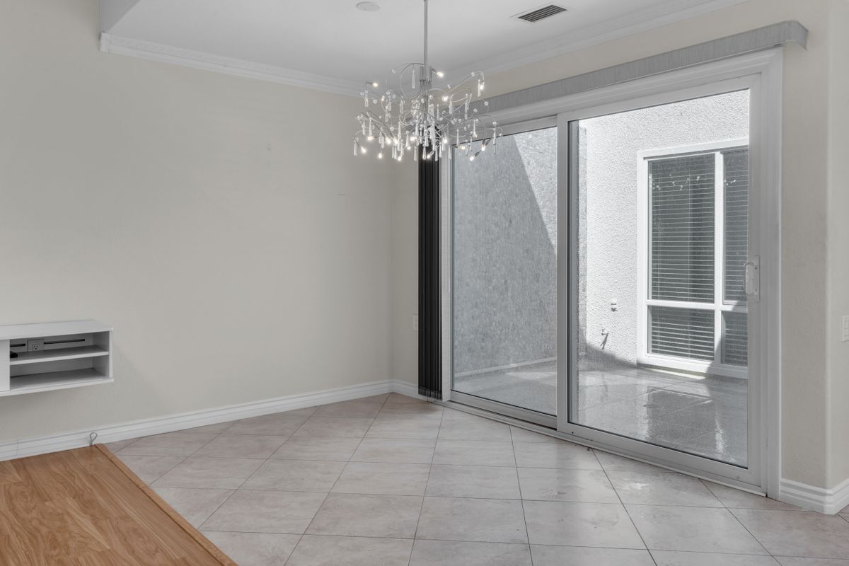 Building Photo - 479 Calle Cadiz