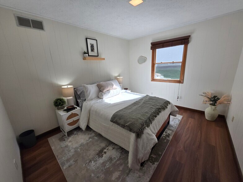 Building Photo - 1632 S Sycamore Ct