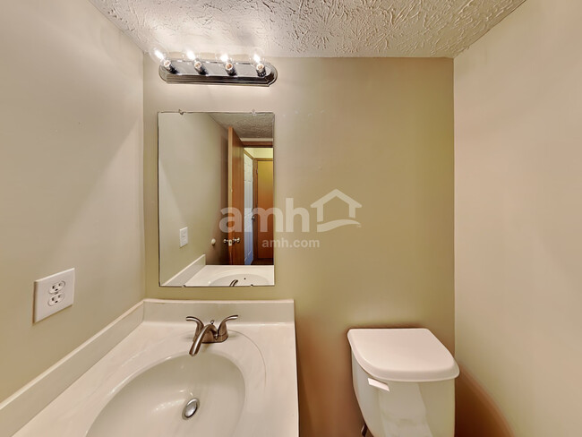 Building Photo - 825 Whitehead Dr