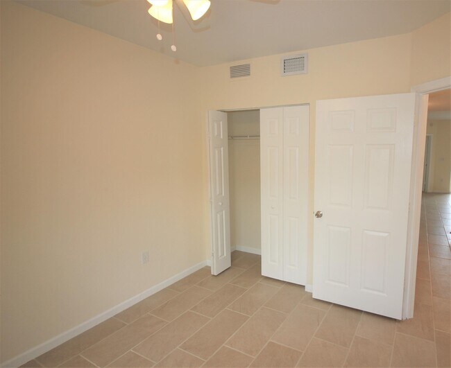 Building Photo - 1145 Golden Lakes Blvd