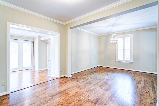 Building Photo - 8141 Oak Alley