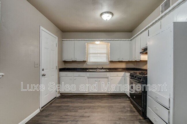 Building Photo - 3005 SW 52nd Pl