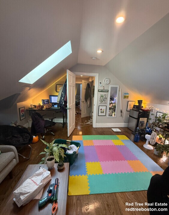 Building Photo - 71 Hillside St