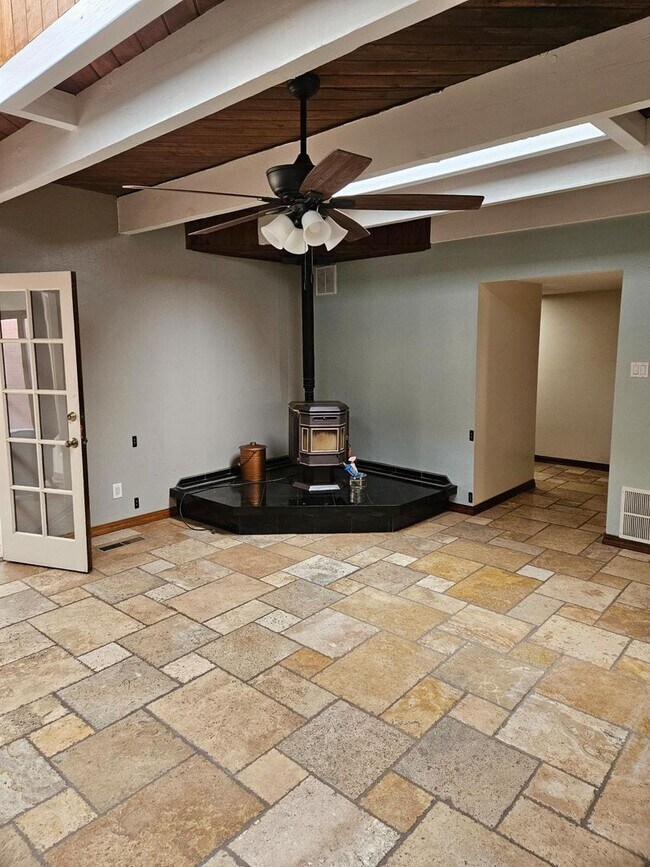 Building Photo - Energy Efficient 4 bed Home in Foothills