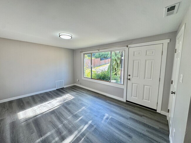 Building Photo - Beautifully Remodeled 4-Bedroom Home with Spacious Backyard in Mountlake Terrace