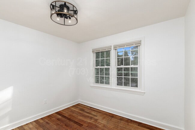 Building Photo - 1303 S Walter Reed Dr