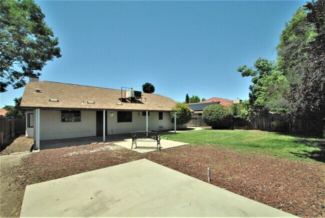 Building Photo - Lovely 4 Bedroom home in Clovis Unified