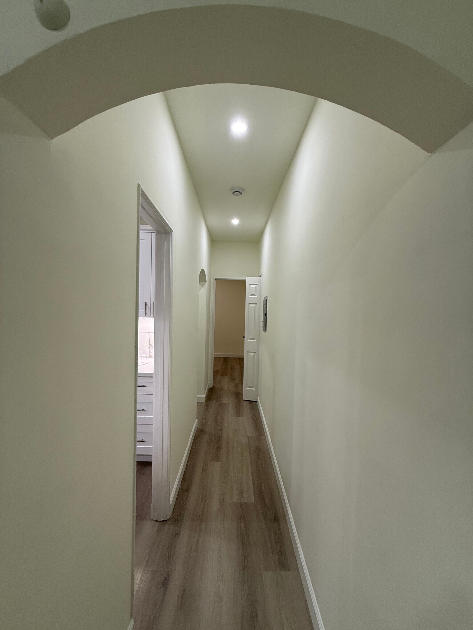 Building Photo - 208 N La Peer Dr