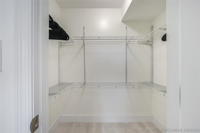 Building Photo - 411 S Hollybrook Dr